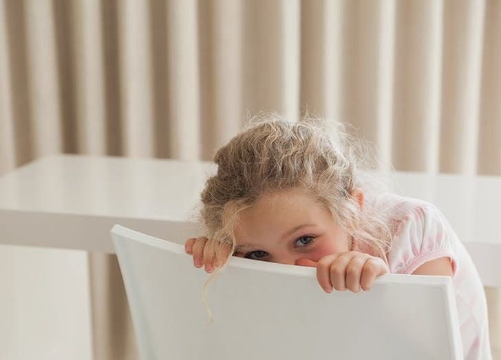 كيف يمكن علاج الخجل عند الاطفال؟ وعلاماته وأسبابه