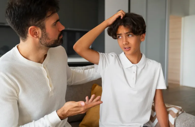 كيف أتعامل مع ابني المراهق إذا أخطأ بطرق سليمة؟